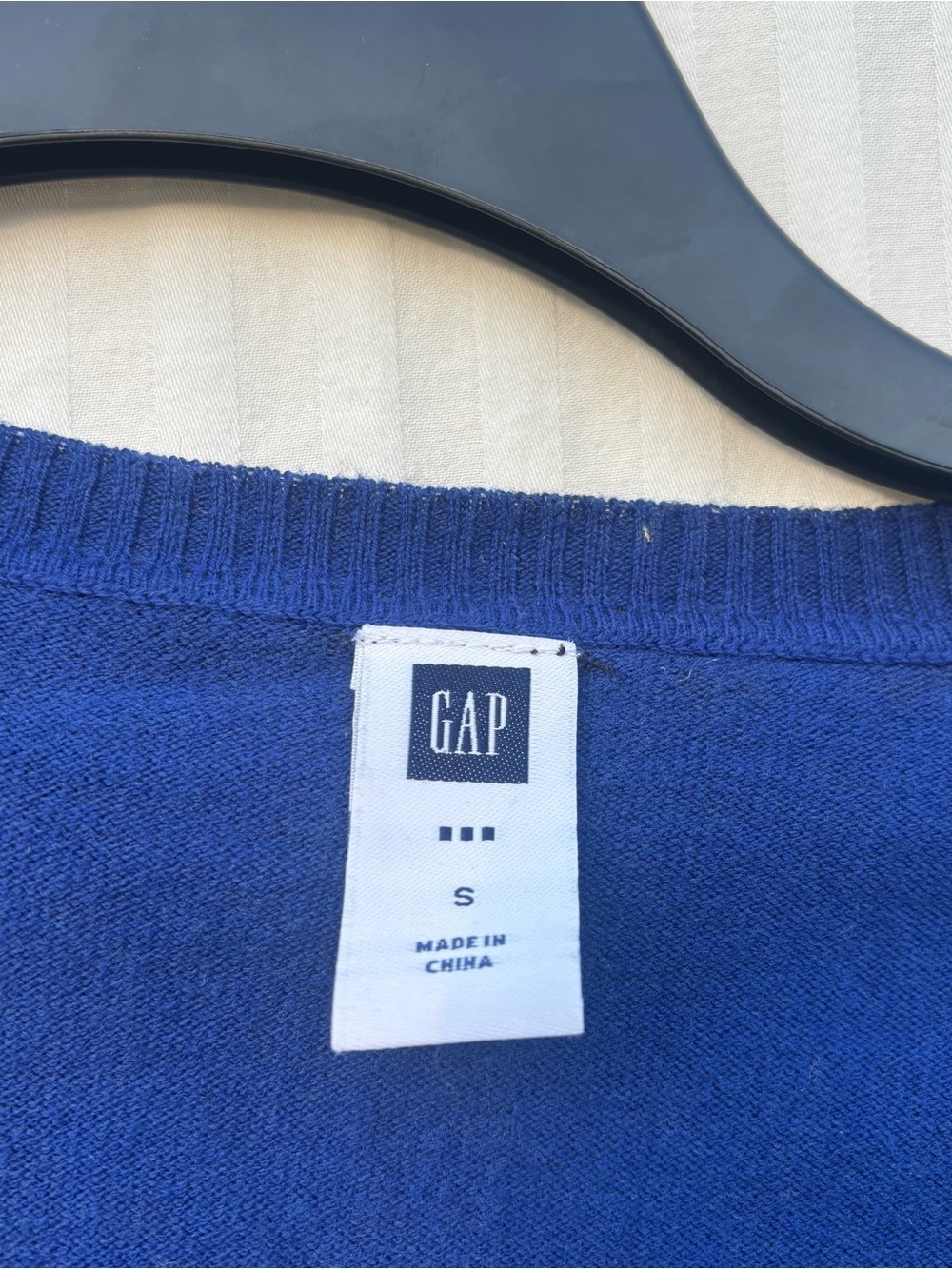 Y2K GAP Blue and Black Floral V-Neck Sweater - Picture 2 of 4